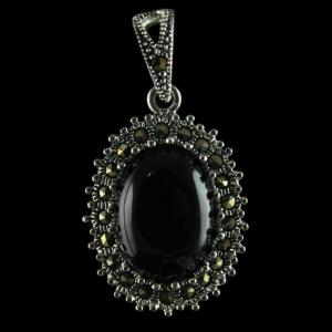 92.5 Sterling Silver Fancy Design Studded Cristel And Black Onyx Stones