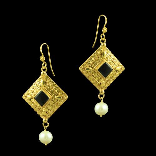 GOLD PLATED HANGING EARRINGS WITH ONYX STONES AND PEARLS